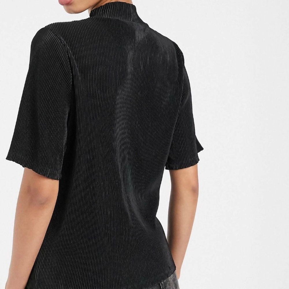 Monki short sleeve high neck ribbed top in black - Picture 4 of 7